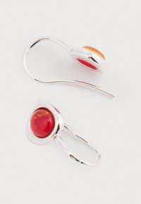 Kolíky z červené a oranžové pryskyřice se stříbrnými háčky. Zaoblený design, hladká textura a lesklý povrch s metalickým akcentem.