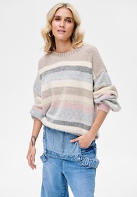 Sweter z dzianiny z poziomymi paskami w beżowym, szarym i pastelowych kolorach. Miękki materiał o luźnym kroju i podwiniętych rękawach.