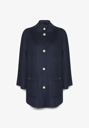 Cappotto in misto lana blu nave con colletto alto, sei bottoni decorativi in argento e due tasche frontali con pattina. Texture liscia e vestibilità comoda.