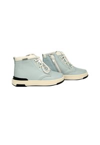 Sneakers alti per bambini di colore azzurro chiaro con lacci bianchi, zip laterale, suole color crema e dettagli neri posizionati affiancati.