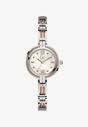 Sølvfarvet ur med en rund skive af perlemor, rosegold accenter og et blandet metalarmbånd med kabeldesign. Romerske talmarkeringer ved 12 og 6.