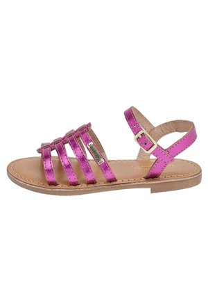 Metallic roze sandalen met vier horizontale banden, verstelbare enkelband en een tan binnenzool op een beige buitenzool.