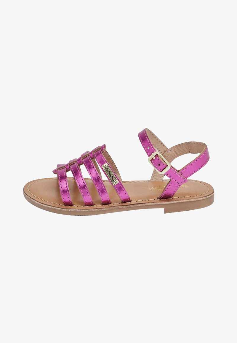 Sandalias metálicas de color rosa con cuatro tiras horizontales, correa para el tobillo ajustable y una plantilla marrón sobre una suela beige.