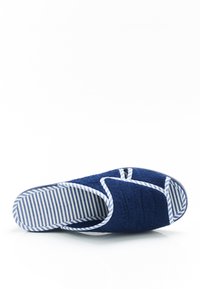 Zapatilla de tela azul marino con una textura suave, con forro interior a rayas y bordes blancos. Diseño destalonado con forma redondeada.