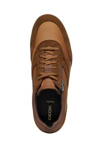 Brauner Sneaker aus Wildleder und Leder mit schnürbarem Vorderteil, seitlichem Reißverschluss, gepolstertem Kragen und "GEOX Respira"-Markenaufdruck im Inneren des Schuhs.