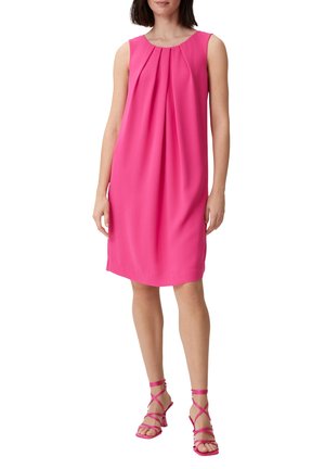 Ärmelloses Kleid in lebhaftem Pink, mit plissiertem Design und glatter Stoff. Kombiniert mit passenden Riemchenheels.