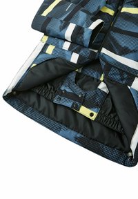 Bedruckte Jacke mit einer Mischung aus Blau, Schwarz und Gelb. Glattes Außenmaterial mit gefüttertem Innenbereich und Druckknopfdetails.