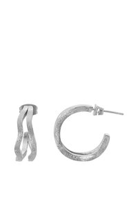 Sølvøredobber med et teksturert, bølgete design, en buet ring og en mindre, vridd stud. Metallfinishen gir visuell interesse.