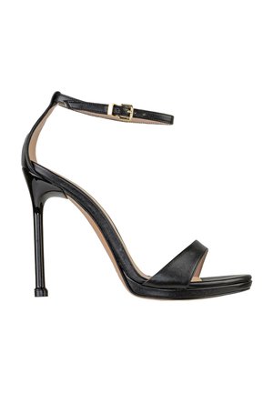 Sandalo nero con tacco alto, sottile cinturino alla caviglia, punta aperta e tacco a stiletto, mostrato di profilo su sfondo bianco.