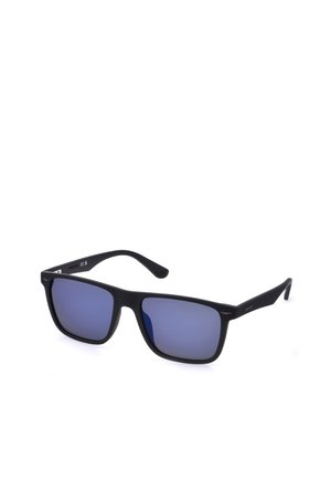 Lunettes de soleil rectangulaires noires avec des verres teintés bleu foncé et des montures texturées à finition mate, inclinées sur fond blanc.