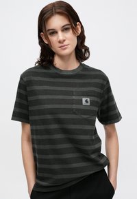 Krátký rukáv, tmavě šedé pruhované tričko s kulatým výstřihem, které má kapsu na hrudi a označení značky na kapse.