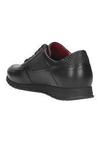 Scarpe sportive nere in pelle liscia, con pannelli in rete, rivestimento interno rosso e suola in gomma testurizzata. Punta arrotondata e retro imbottito.
