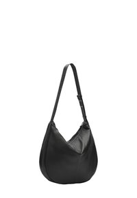 Sac hobo en cuir noir avec une forme incurvée, une bandoulière réglable et une fermeture éclair. Texture lisse avec un design minimaliste.