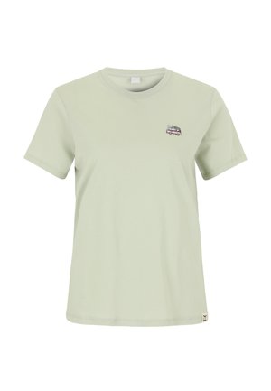 Hellgrünes T-Shirt mit kurzen Ärmeln, mit kleinem pinkfarbenem Van- und Surfbrett-Stickereidesign auf der linken Brust und einem kleinen Stoffetikett am Saum.