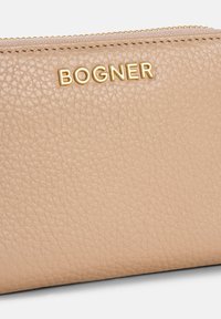 Beige leren portemonnee met een gestructureerd oppervlak, gouden "BOGNER" logo en een ritssluiting. Zachte binnenvoering zichtbaar.