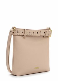 Aprikoosavärvi nahast risti kehale kantav kott tekstuurse viimistlusega. Omab täpilist vööd ja kuldse tooniga riistvara. Õhuke, ristkülikukujuline heline.