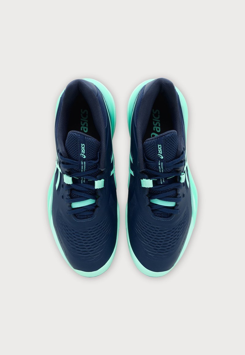 Paire de chaussures de course Asics bleu marine et vert menthe vue de dessus sur un fond clair.