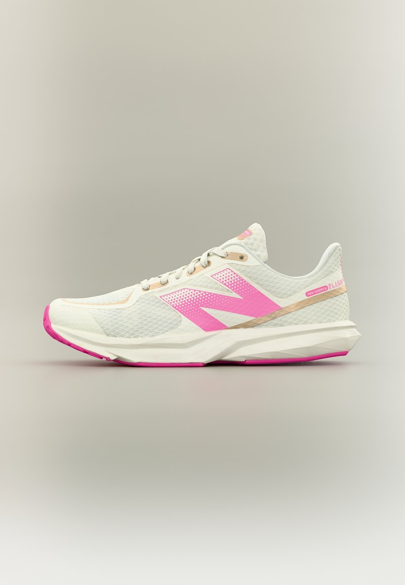 Αθλητικό παπούτσι New Balance σε ανοιχτό γκρι και ροζ, με επάνω μέρος από δίχτυ, παχιά σόλα και μεγάλο ροζ λογότυπο "N" στο πλάι.