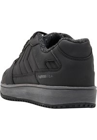 Czarne sneakersy o gładkim, matowym wykończeniu, z teksturowanymi bocznymi panelami i wyściółką wokół kostki. Posiadają szary bieżnik na podeszwie zapewniający przyczepność.