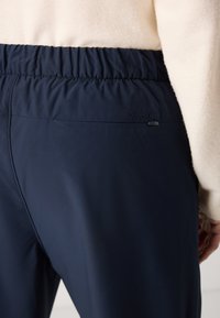 Navy, elastische taillebandbroeken met een soepele textuur. Voorzien van een subtiele Calvin Klein-logo en een kleine ritszak op de achterkant.
