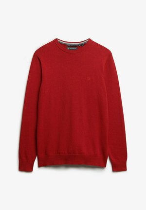 Rød crewneck sweater lavet af blødt stof, med lange ærmer og et lille broderet logo på brystet. Enkel design, afslappet pasform.