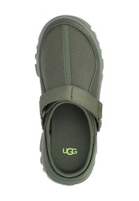 Scarpa slip-on verde in rete con una fascia larga e suola testurizzata. Presenta un logo verde brillante sulla soletta. Design leggero e traspirante.