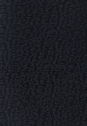 Tissu noir texturé présentant un motif subtil, fabriqué à partir d'un matériau doux avec une finition mate, adapté à diverses applications.