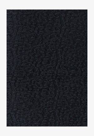 Czarna tkanina o teksturowanej powierzchni z subtelnym wzorem, wykonana z miękkiego materiału o matowym wykończeniu, odpowiednia do różnych zastosowań.