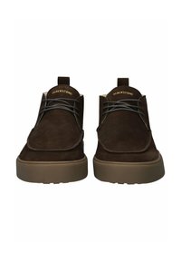 Hnědé semišové boty s kulatou špičkou, s prošívaným detailem na svršku, tonálními šňůrkami a béžovou gumovou podrážkou.