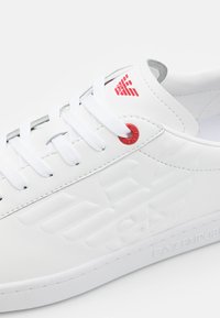 EA7 Emporio Armani UNISEX - Sapatilhas - white/racing red