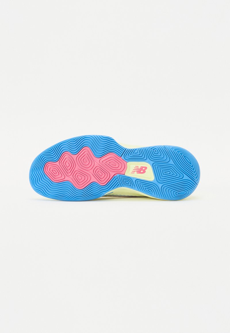 Suela de zapato con un patrón de ondas. Base amarilla con un diseño de acentos en azul y rosa. Presenta un logotipo visible y superficies de agarre texturizadas.