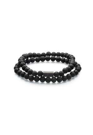 Bracelet en pierre de lave noire avec des perles rondes au toucher texturé, complété par un petit accent métallique rectangulaire.