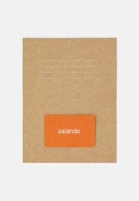 Zalando cadeaukaart in een gestructureerde, bruine papieren envelop, met vijf horizontale witte lijnen om op te schrijven, met een oranje kaart zichtbaar.