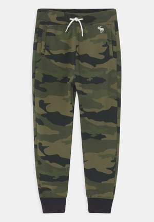Joggingbroek met groen-zwarte camouflageprint, witte trekkoorden, zijzakken, geribde enkelboorden en klein elandenlogo op de rechterzak.
