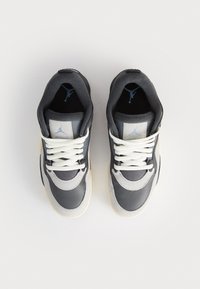 Grå lædersneakers med en glat tekstur, der har hvide snørebånd, lysegrå detaljer og en mørkegrå mesh-foring. Logo på tungen.