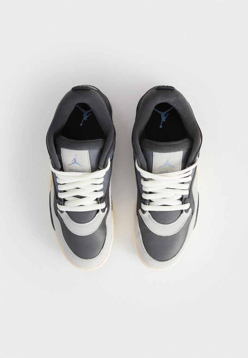 Sneakers in pelle grigia con una texture liscia, caratterizzati da lacci bianchi, dettagli grigi chiari e una fodera in rete grigia scura. Logo sulla linguetta.