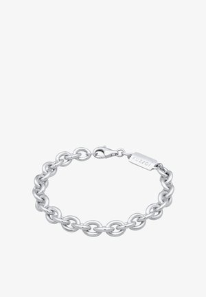 Sølvmetalarmbånd med runde kædeled og en hummerlås. Har en indgraveret mærkat med teksten "Kuzzoi." Glat, poleret finish.