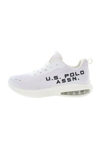Fehér sportcipő, légies hálós felsőrésszel, vastag talppal és látható légpárnázással. Fekete betűkkel jelenik meg a "U.S. POLO ASSN." felirat.