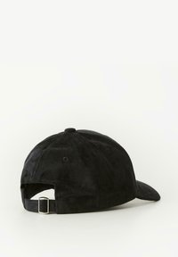 Czarna, zamszowa czapka baseballowa z zakrzywionym daszkiem. Posiada tylny regulowany pasek z metalowymi elementami oraz małe otwory wentylacyjne.