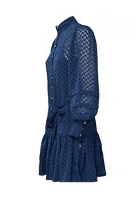 Abito blu navy con un motivo a zigzag testurizzato, maniche lunghe e chiusura a bottoni, dotato di una vita annodata e un orlo a balze svasato.