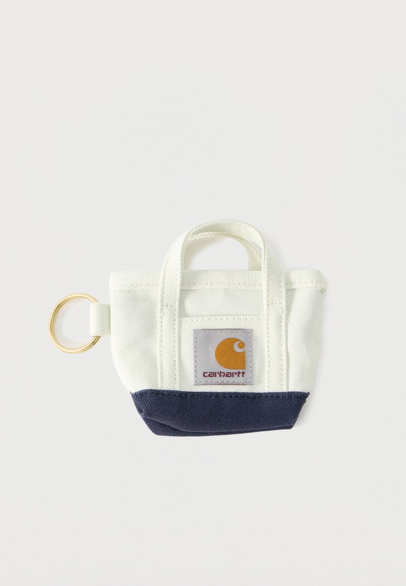 Portachiavi a borsa a tracolla mini bianca e blu navy con due manici e toppa con logo Carhartt sul davanti.