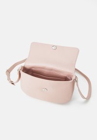 Borsa a tracolla in pelle rosa di forma arrotondata, con chiusura a pattina, accessori in argento e un ampio interno dotato di tasche.