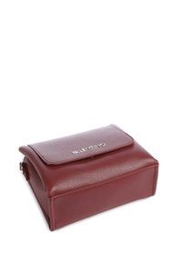 Borsa a tracolla Valentino in pelle color bordeaux con chiusura a patta, superficie superiore texturizzata e logo metallico sulla parte anteriore.