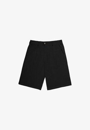 Schwarze knieumspielende Shorts mit Falten, Seitentaschen, Gürtelschlaufen und einem Knopfverschluss am Bund.