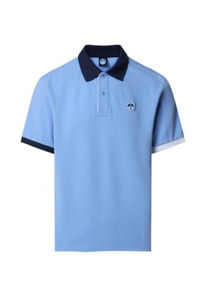 Hellblaues Poloshirt mit dunkelblauem Kragen, Zwei-Knopf-Leiste, dunkelblauer Saum am linken Ärmel, weißer Saum am rechten Ärmel und kleinem, rundem Logo auf der Brust.