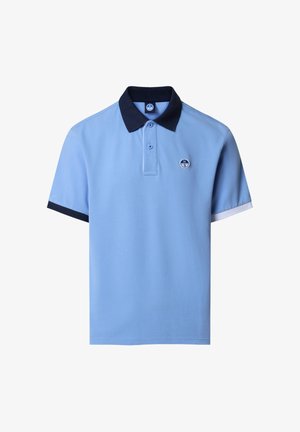 Hellblaues Poloshirt mit dunkelblauem Kragen, Zwei-Knopf-Leiste, dunkelblauer Saum am linken Ärmel, weißer Saum am rechten Ärmel und kleinem, rundem Logo auf der Brust.