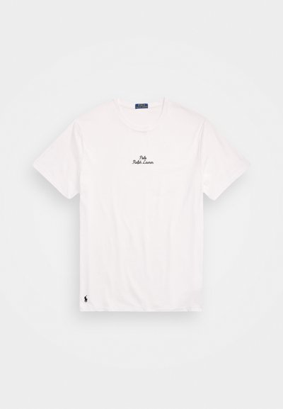Biała koszulka z krótkim rękawem, wykonana z bawełny. Posiada małe czarne logo "Polo Ralph Lauren" na klatce piersiowej oraz czarny emblemat konia na dolnym brzegu.