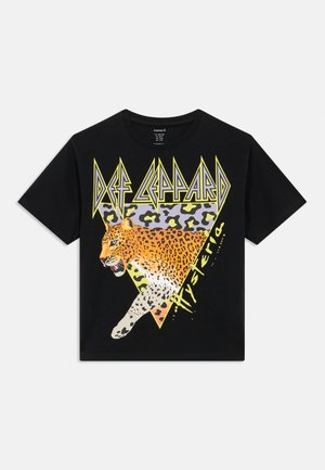 Fekete póló, elöl ordító leopárd grafikával, színes állatminta háromszöggel és sárga "Def Leppard Hysteria" felirattal.