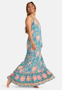Maxi jurk in blauw met een bloemmotief, voorzien van roze en groene accenten, een vloeiende zoom en dunne schouderbandjes.