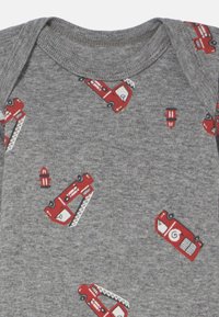 Γκρι φορμάκι από ύφασμα με επαναλαμβανόμενο σχέδιο κόκκινων πυροσβεστικών οχημάτων και φωλιών νερού. Απαλό, βαμβακερό υλικό με στρογγυλή λαιμόκοψη.